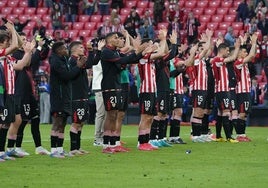 Los jugadores del Athletic aplauden a la afición después de superar al Alavés.