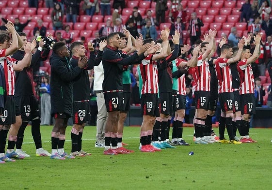 Los jugadores del Athletic aplauden a la afición después de superar al Alavés.