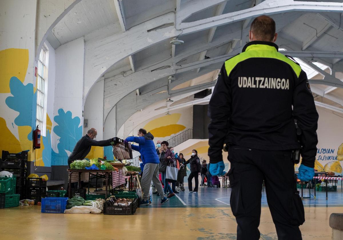 Un agente de la Policía Municipal de Durango, en una actuación ajena a esta información.