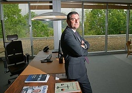 Adolfo Plaza, presidente de Laboral Kutxa, posa en su despacho en la sede de la entidad en Mondragón.