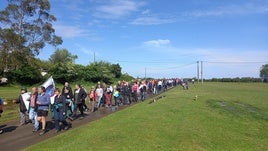 Decenas de personas se han manifestado este domingo contra el parque eólico de 'Iparaixe II'.