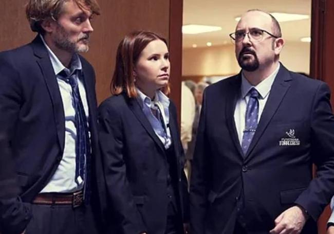 Aitziber Garmendia entre Salva Reina y Carlos Areces en 'Muertos SL'.