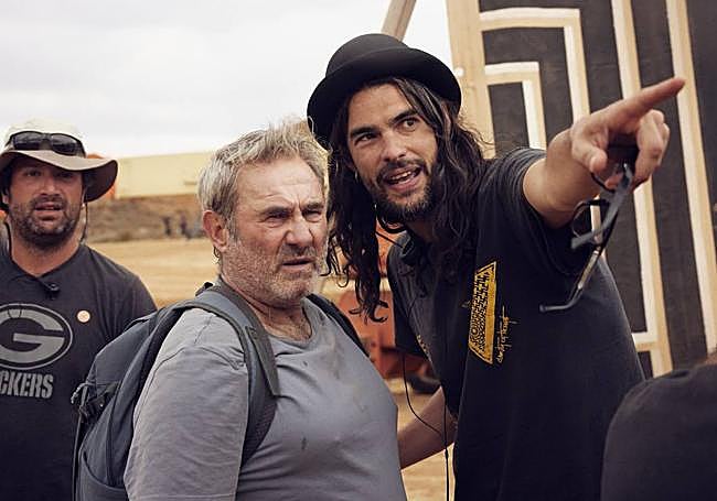 Oliver Laxe da instrucciones a Sergi López en el set de 'Sirât'.