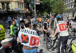 Decenas de personas han participado esta mañana en la marcha ciclista contra el subfluvial que ha comenzado en Portugalete y ha llegado, tras pasar por Bilbao, a Artaza a las 13.00 horas.