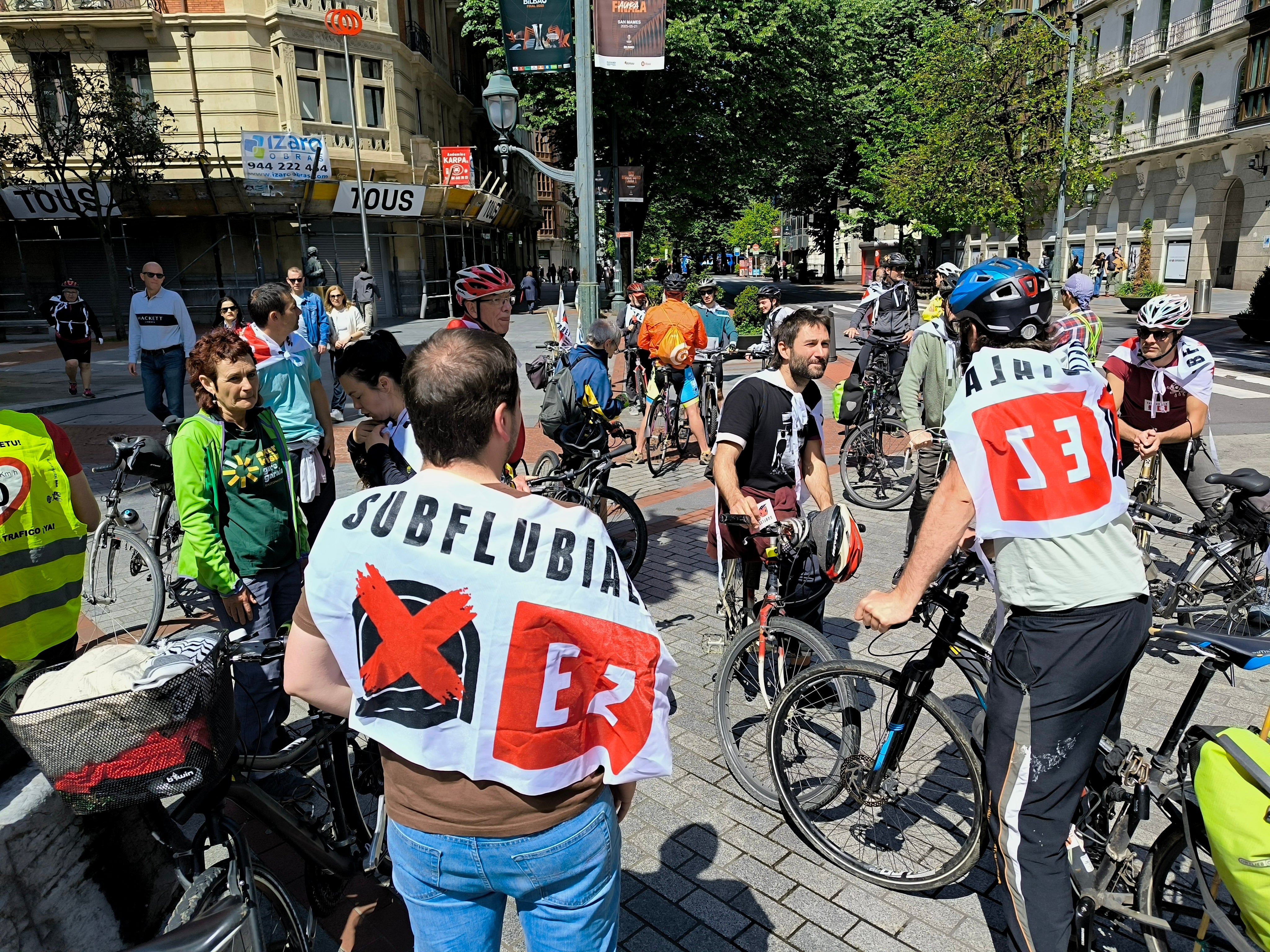 Decenas de personas han participado esta mañana en la marcha ciclista contra el subfluvial que ha comenzado en Portugalete y ha llegado, tras pasar por Bilbao, a Artaza a las 13.00 horas.