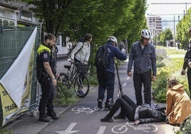 La mujer accidentada es atendida en el suelo.