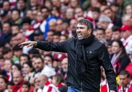 Coudet da instrucciones a sus jugadores durante el partido ante el Athletic.