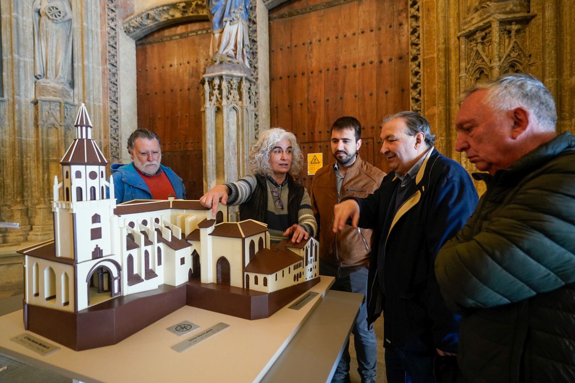 Las imágenes del nuevo alumbrado y la maqueta de la Catedral Santa María de Vitoria