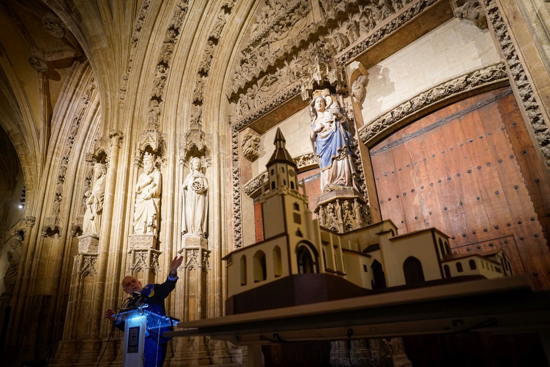 Las imágenes del nuevo alumbrado y la maqueta de la Catedral Santa María de Vitoria