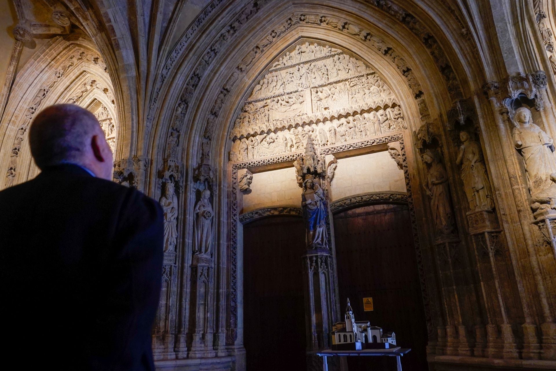 Las imágenes del nuevo alumbrado y la maqueta de la Catedral Santa María de Vitoria