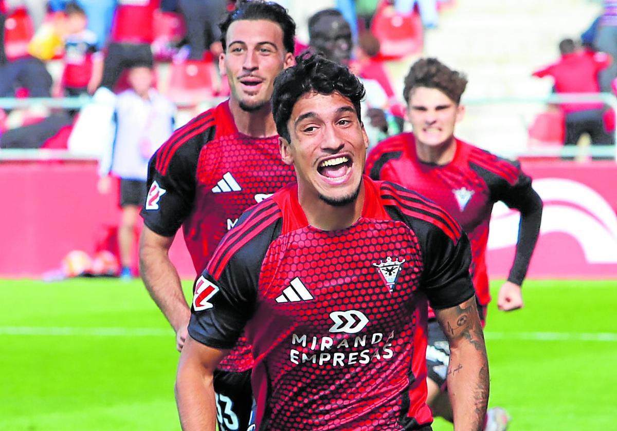 Iker Benito marcó en la primera acción en la que intervino en el partido y se estrenó así como goleador.