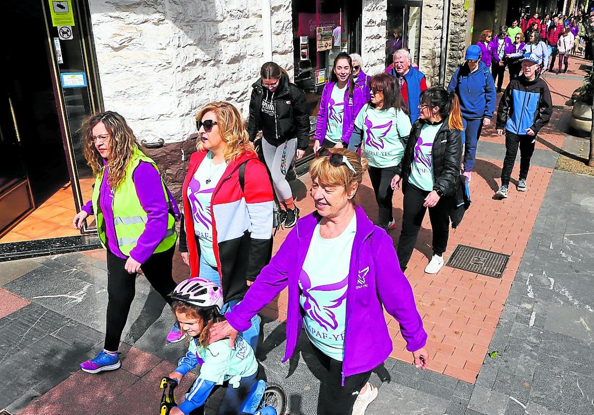 Mayores y pequeños se juntaron para realizar el fibropaseo que duró poco más de una hora.