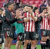 Los jugadores agradecen a la afición su apoyo en el partido contra el Alavés.