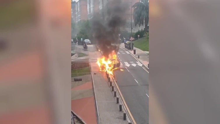 Arde un coche en el barrio de Otxarkoaga