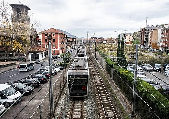El metro parte en dos el barrio de Lamiako, en Leioa, municipio que solicita su soterramiento.