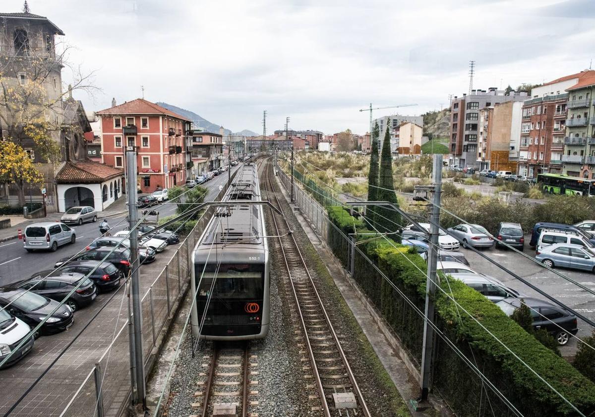 El metro parte en dos el barrio de Lamiako, en Leioa, municipio que solicita su soterramiento.