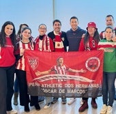 Miembros de la peña Oscar de Marcos de Dos Hermanas con el jugador en Sevilla.