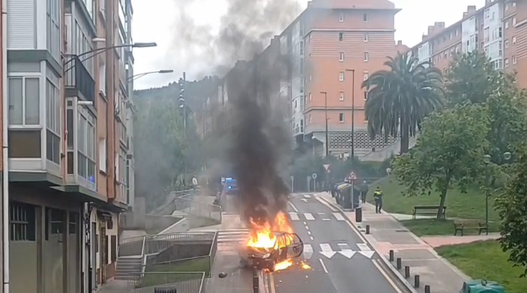 Imagen del coche incendiado en Otxarkoaga.
