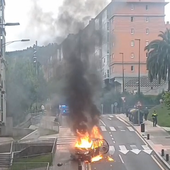 Imagen del coche incendiado en Otxarkoaga.