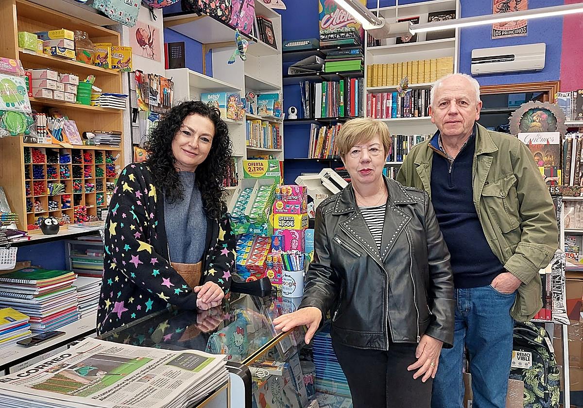 Sonia Rodríguez, quien actualmente lleva este negocio, Inma Pando, su antecesora, y José María Goitia, dueño del local e hijo de los fundadores.