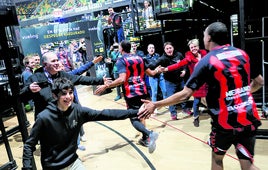 Los ocho suscriptores chocan las manos con los jugadores del Bilbao Basket poco antes de arrancar el partido contra el Coruña.