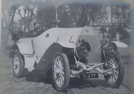 José Ramón Aburto Martínez de las Ribas junto a su chófer.