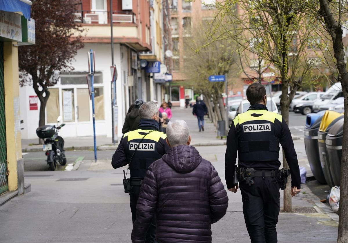 En libertad con cargos los tres detenidos por un robo con violencia en Vitoria