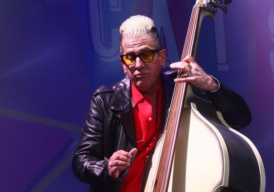 Lee Rocker, durante la actuación de Stray Cats hace seis años en Mendizabala.