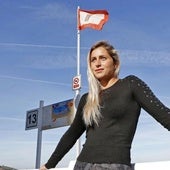 La surfista Lucía Martiño, «rota en pedazos»: anuncia su boda y su pareja rompe el compromiso a los 3 meses