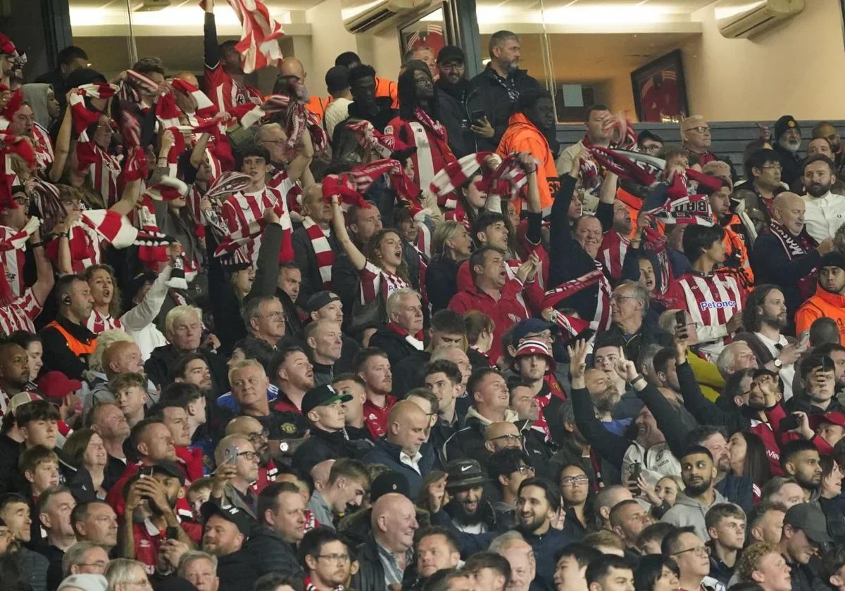 Hinchas del Athletic en Old Trafford el pasado jueves.