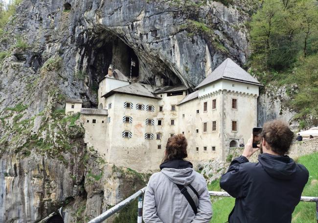 El Castillo de Predjama es el más grande del mundo dentro de una cueva.