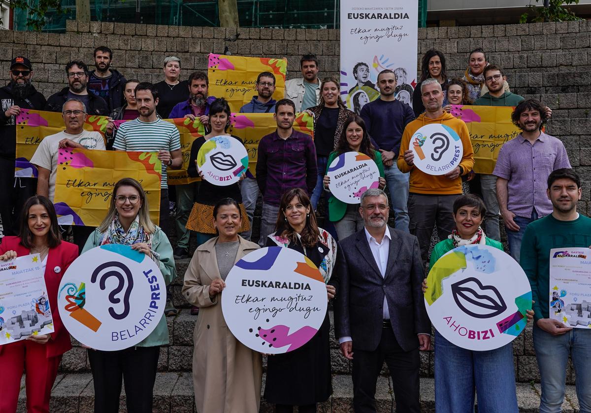 La alcaldesa Maider Etxebarria y varios representantes institucionales muestran su apoyo al Euskaraldia en la plaza de los Fueros