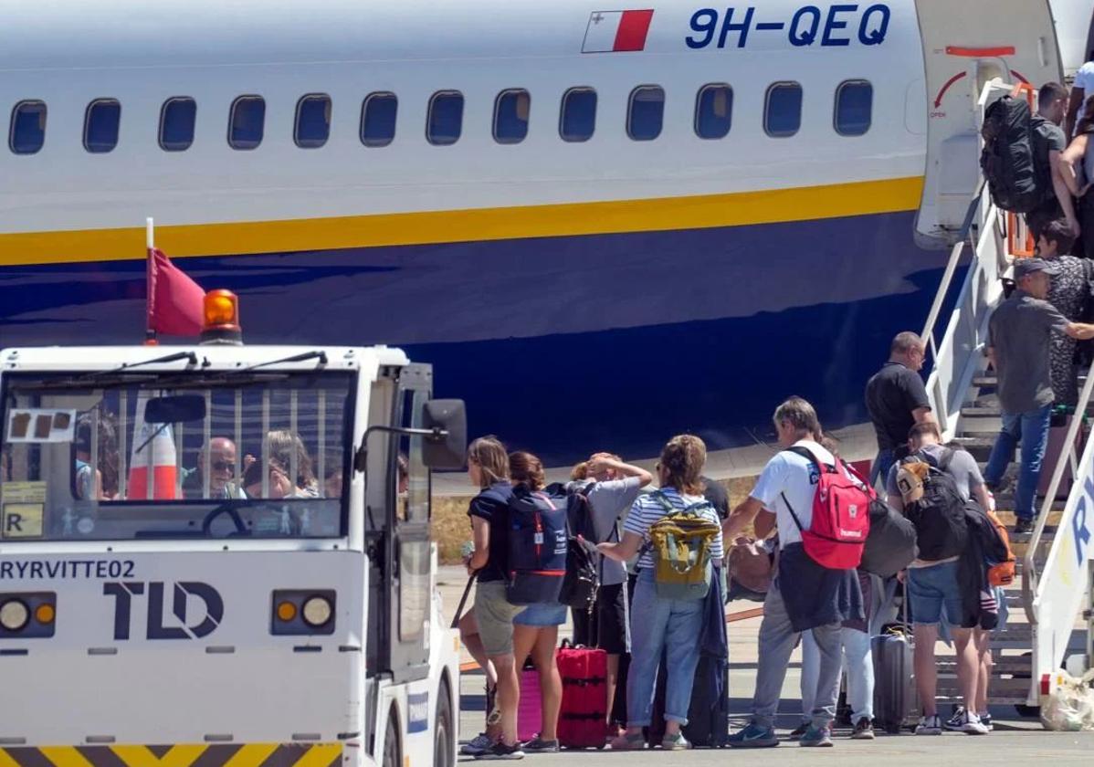 Pasajeros acceden a un avión en el aeropuerto de Foronda.