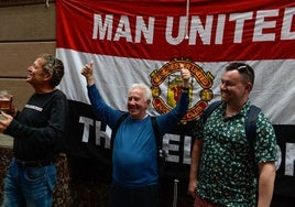 Hinchas del Manchester United en el Casco Viejo el día de la semifinal en Bilbao.
