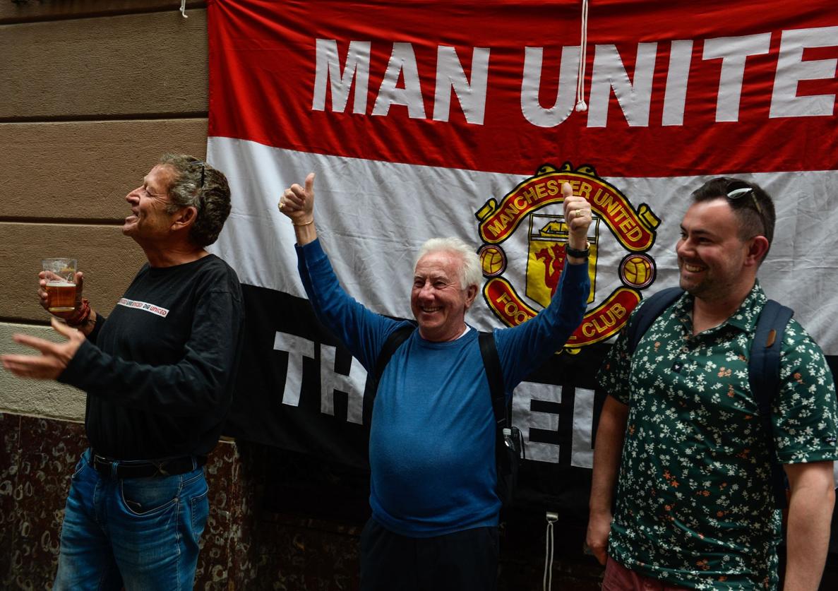 Hinchas del Manchester United en el Casco Viejo el día de la semifinal en Bilbao.