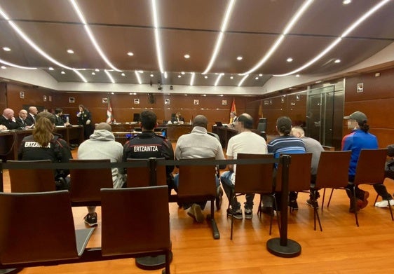 Los imputados, antes del arranque del juicio de la Audiencia Provincial de Álava.