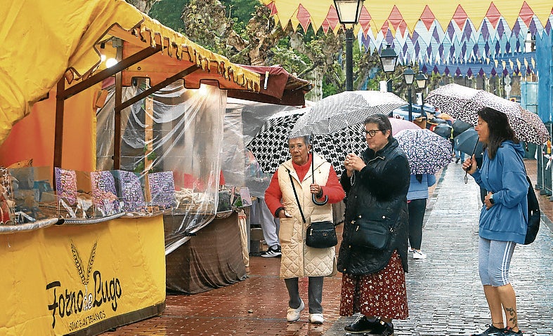 La lluvia deslució el mercado medieval.