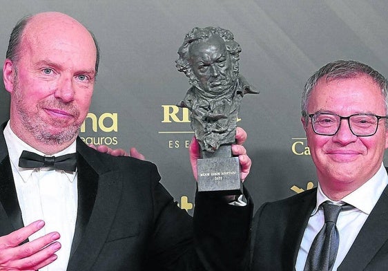 Jorge Guerricaechevarría y Daniel Monzón con el Goya a mejor guion adaptado por 'Las leyes de la frontera'.