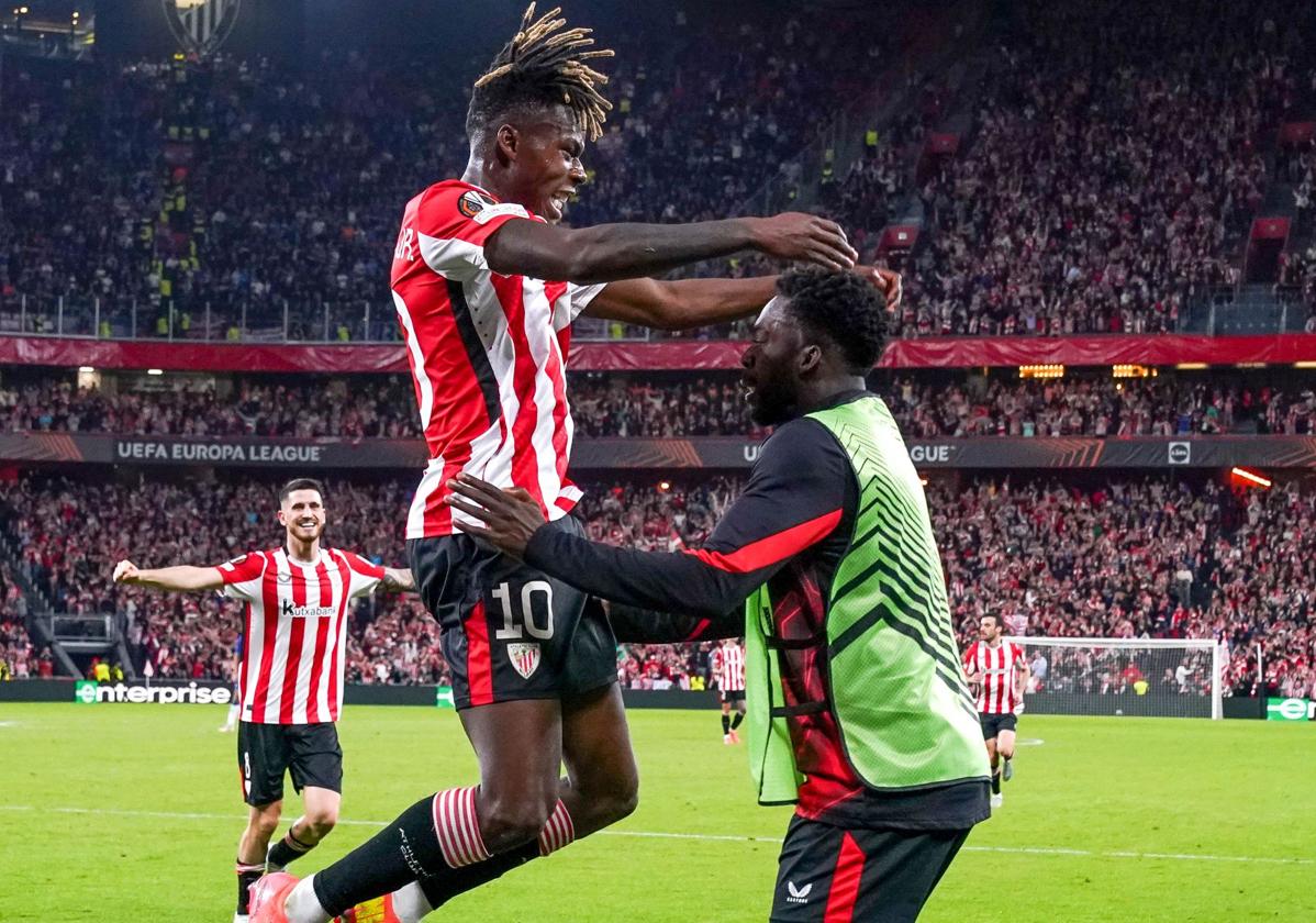 Nico Williams celebra con su hermano Iñaki su gol anotado contra el Rangers en Sann Mamés.