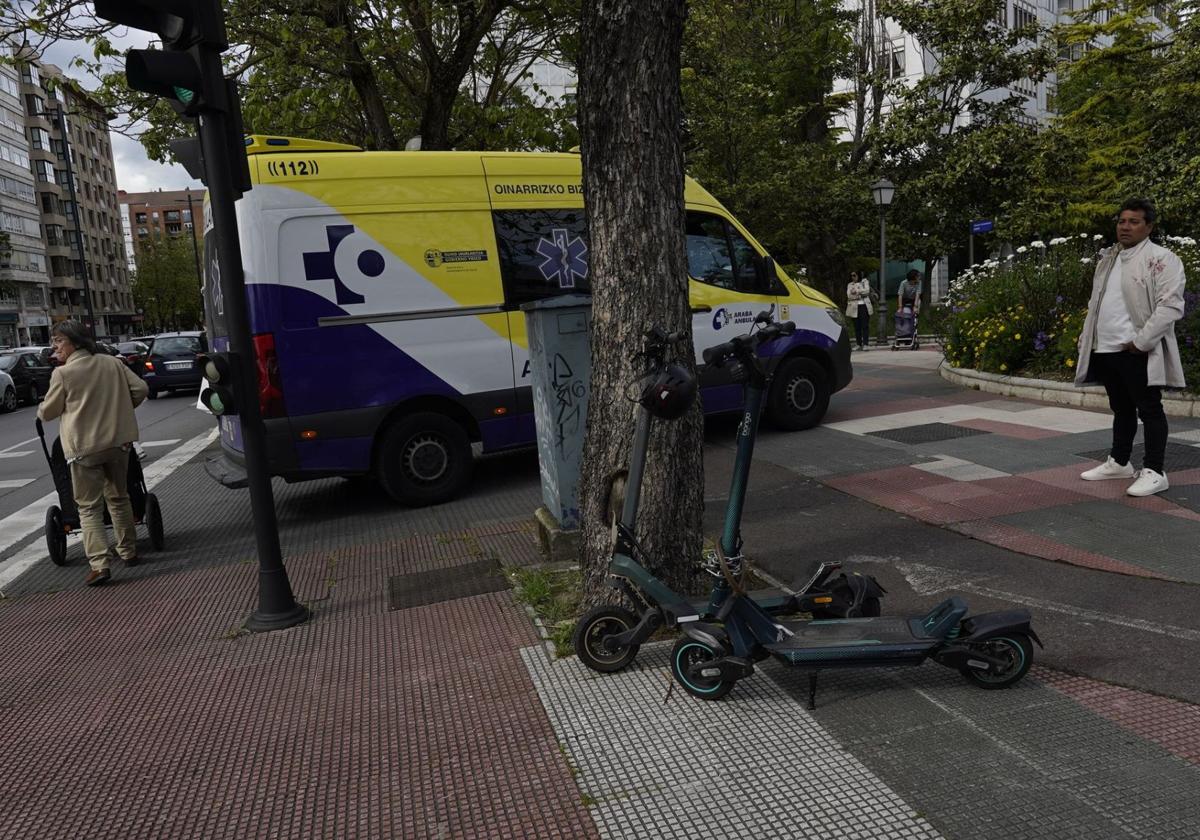 Una mujer es trasladada a Txagorritxu tras un accidente de patinete en el bidegorri de la Avenida