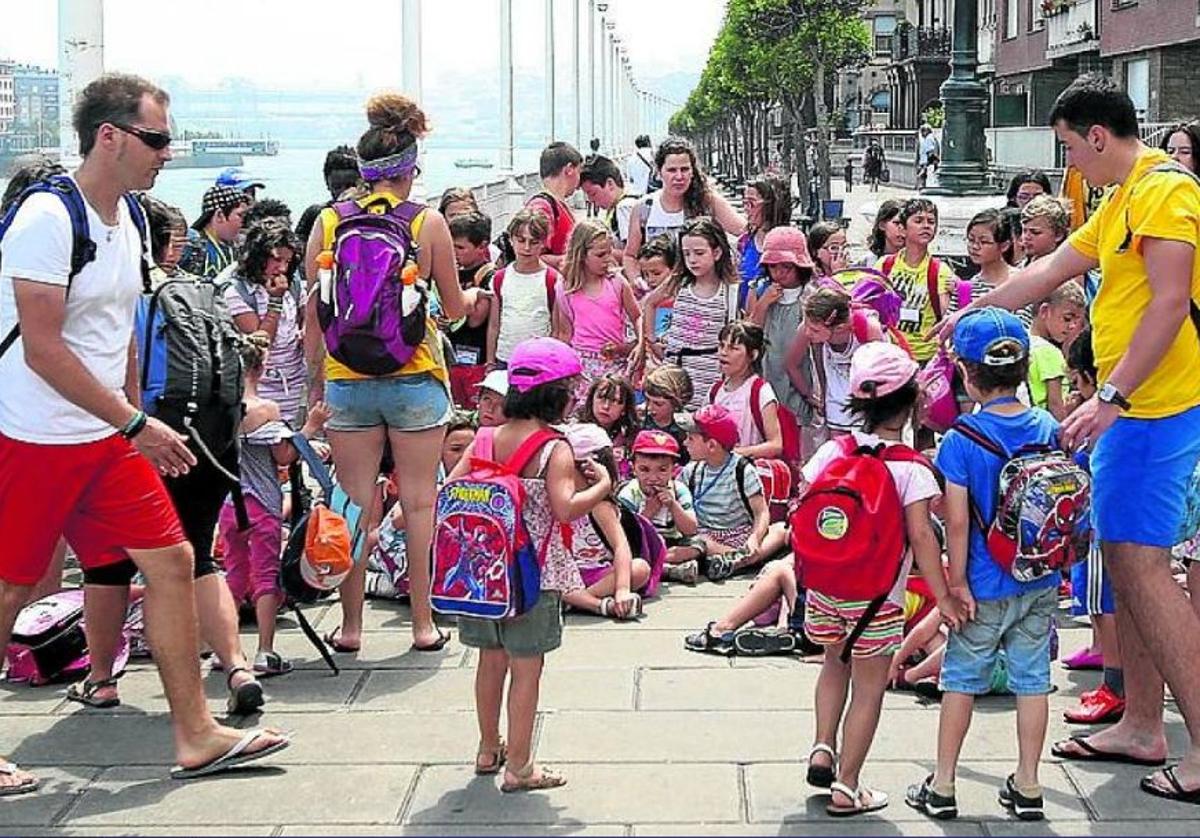 Imagen de una edición pasada de las colonias de verano en Portugalete.