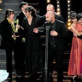 Miembros del equipo de '1936' recogen el premio al mejor espectáculo de teatro de texto.