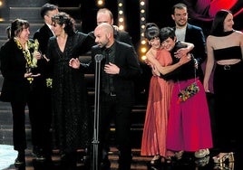 Miembros del equipo de '1936' recogen el premio al mejor espectáculo de teatro de texto.