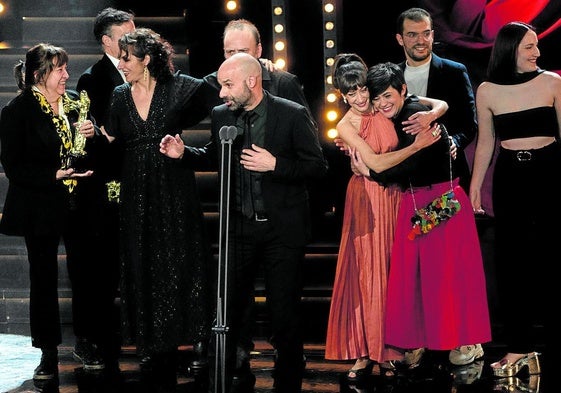 Miembros del equipo de '1936' recogen el premio al mejor espectáculo de teatro de texto.
