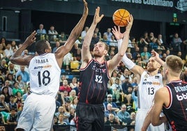 Hlinason trata de anotar en el partido ante el Real Madrid en Miribilla.