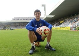 Bittor Isuskiza, quien ha cumplido cien partidos en el Barakaldo, posa en Lasesarre.