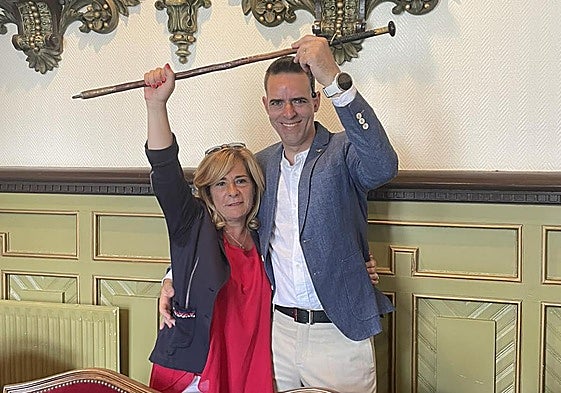 La alcaldesa de Mundaka, Sorne Rubio (EH Bildu) y Mikel Bilbao (Herritar Alternativa) durante la sesión de toma de posesión del Ayuntamiento de Mundaka.