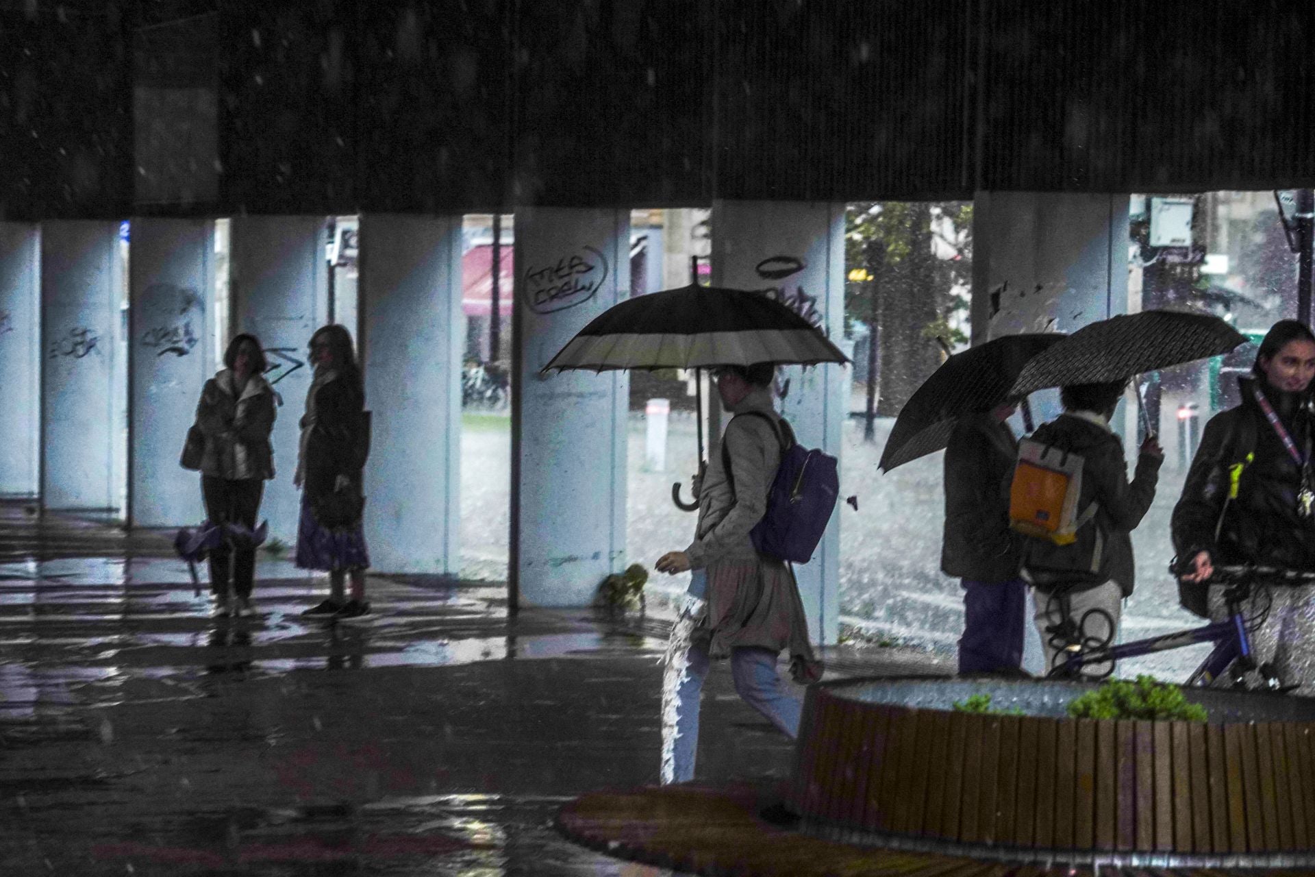 La tromba de agua inundó calles y generó numerosas balsas en Vitoria. (Sancho el Sabio)