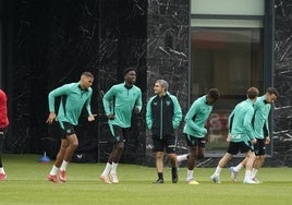 Ernesto Valverde, durante el entrenamiento de ayer en Lezama.