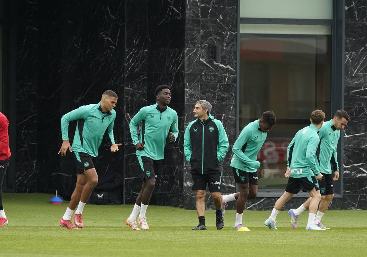 Ernesto Valverde, durante el entrenamiento de ayer en Lezama.